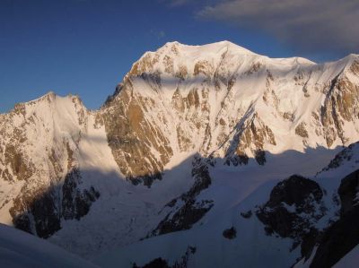 Mont-Blanc-Hochtour-mit-Brenva-Flanke.JPG