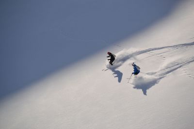Als erster die Spuren im verschneiten Gelände ziehen. Ein Traum den die Hindelanger Bergführer erfüllen.