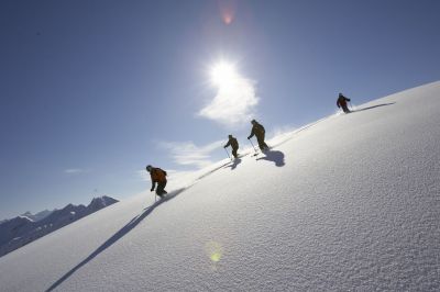 Traumhafte Abfahrten beim Tiefschneekurs. Die Bergführer Profis von Hindelang schulen das richtige tiefschneefahren.
